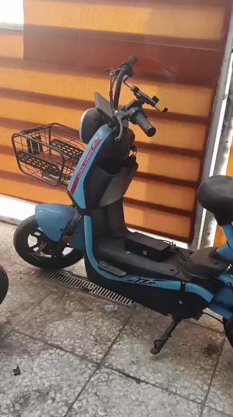 دراجه شحن للبيع نضيفه متروكه ما مستعمله با البيت بيه ماسكه مال موبايل جانت بيه كربائيات مخربطه صلحته بطارياته جديده ما مستخدمه ابيع  ب300بيه مجال مكاني بغداد الغزاليه الهياكل ***********
