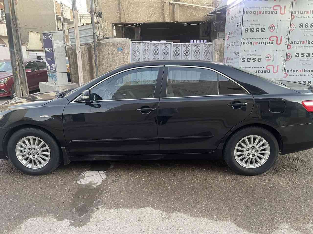 السلام عليكم  ( بيع فقط ) 
كامري 2007 وارد امريكي ضررهة بس بنيد بي طخة ومبدل نفس اللون 
السيارة ما بيهة صبغ بيهة قطع تبديل نفس اللون بلادي وبدون اي دواخل 
السيارة مواصفاتهة معروفة 
محرك 2400 / 4 سلندر ( وارد ياباني اني مبدلة ) مكفول من تنقيص وتبخير واي عطل 
كير جيد جدا 
دواخلهة قماش رصاصي كلش نظيفة 
شاشة اندرويد وكامرة خلفية دوارة 
لايت زنون عالي ناصي وسكن 
اشاير بالمري الجانبية
المراية الوسطية قلاب
بكلايت لد 
تايراتهة جدد  و ويل 16 
باتري جديد
عليها ادامة منظومة بانزين شلعتهة صاروخ 
و التبريد جديد ثلج 
الجام كلة عازل حراري 
 مكانهة دور الظباط / مقابل مجمع الروان السكني 
او البياع قرب المركز الصحي 
السيارة كلش نصبتهة حلوة وكاعدة 
السعر 105 وبيهة مجال للطيبين 
 *********** بي واتساب
