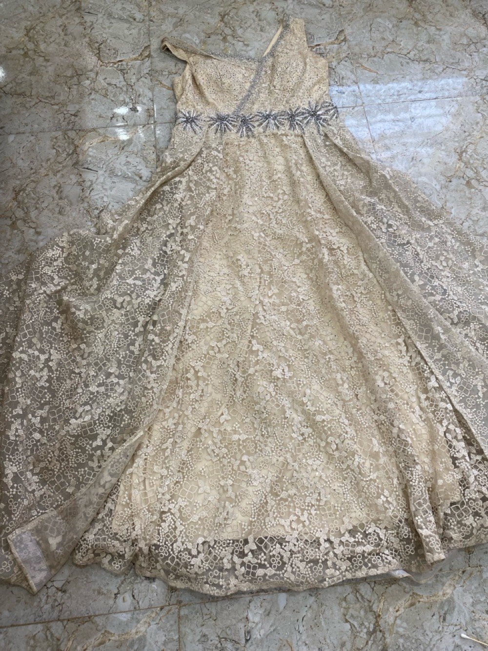 بدله اعراس فخمة 

🌸 جديد ولم يُلبس.
💎 تطريز فاخر مع خرز ولمعة أنيقة.
🎀 اللون: شامبين / بيج فاتح.
📏 المقاس: (اكتبي المقاس إذا تعرفينه).
💰 السعر: 300 ألف دينار.
📍التسليم: (اكتبي منطقتج).
📩 للحجز والاستفسار مراسلة خاص