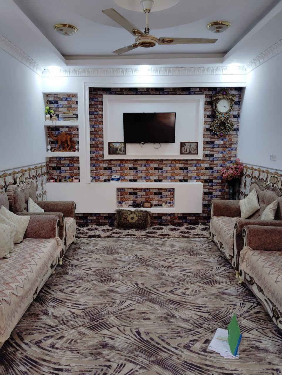 الدار للبيع المساحه 200متر طابو زراعي سند 25 تحويل مباشر الموقع على ربيانه قرب الشيخ أبو انس أو قرب مولدة محمد شاكر شارع تبليط ومجاري يتكون من غرف نوم ثنين 6*5 +ستقبال 7*4 ومطبخ مجمع صحي خارجي وداخلي وطارمه وممرات داير البيت وحديقه بناء طابوق السقف شيلمان درجه اولى 
أي استفسار إتصال على الرقم التالي ***********
أو مراجعة مكتب حيدر السلطاني
