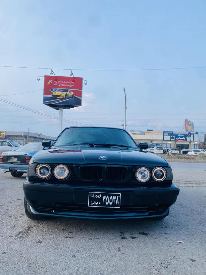 سەرەتا بەناوی خوای گەورەو میهرەبان🤍
bmw e34 525i abs 1992
ڕەنگی سەوز 
مۆدیل ١٩٩٢) پشت و پێشی و دۆسیە کروە بە m 
٥٢٥ گیر عادی مەکینە کەپس 
پێش گەورە و لیت ئالقە لۆک ویلی و تایەی لۆکی زۆۆر جوانی لەسەرە
عام پەمپ بۆ جوانی 
٤ جام کارەبا و قوفل مەرکەزی 
ئاڕم پلاستیکی هەولێر بەشەرت 
ئاوێنەکانی کارەبایین 
گێر و مەکینە و  ئاڕمی و بڕوە و موس و هەموو گیانی بەشەرت مالێ دۆستە و سەیارەی مەعرەز نیە 
سعری ٤٠ گەڵا و مەعامەلەیەکی برایانە 
ناونیشن ڕانیە 
لەگەر رێزام بۆ ئادمین❤️
ژەمارە مۆبیلا *********** السليمانية, العراق
