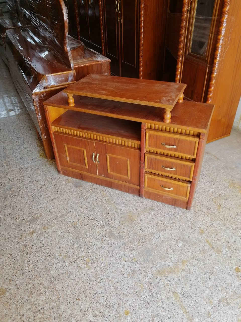 السلام عليكم غرفه للبيع ٧ باب طابقين توصاه صاج داخل خارج ظهر جرجوبه صاج نظيفه السعر ب٧٧٥ الف وبيه مجال العنوان بعقوبه كاطون الرازي شارع ابو رباح قرب مرطبات لسيد مزاد ابو كرار الغريباوي ***********
