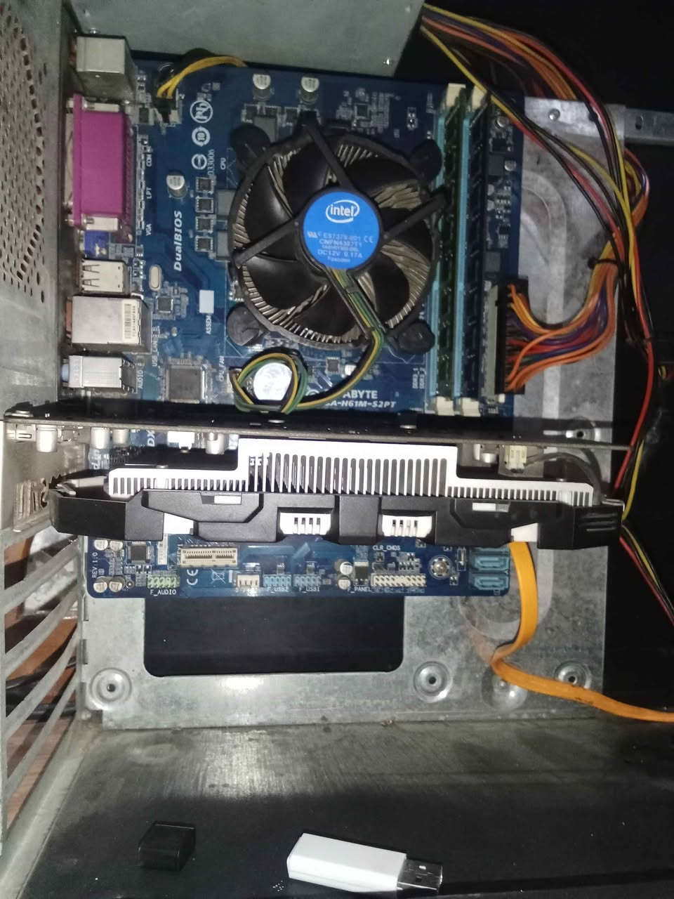 السلام عليك حاسبة للبيع 
المعالج i5 جيل ثالث
الرامات 8
الكارت 1050ti
تخزين ssd 120

السعر 120
المكان الدورة ابو دشير بغداد, العراق


**إذا كنت صاحب هذا الإعلان وتريد حذفه لأي سبب، رجاءا أرسل رسالة إلى الدعم الفني**