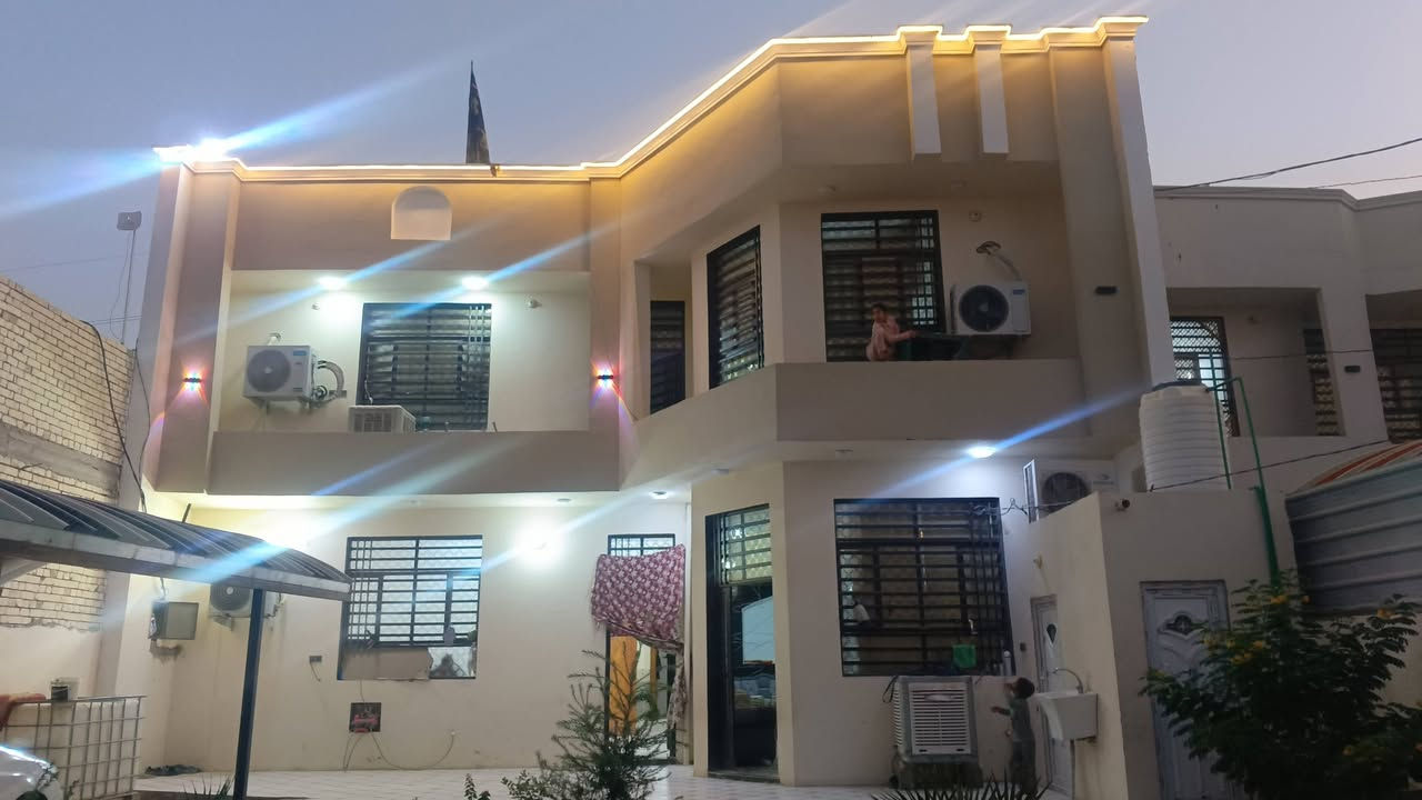 يا الله يا الله بيت المساحه 500 متر البناء 250 متر يحتوي على خمس غرف نوم وصالات اثنين استقبال 14 متر خدمات متوفره تبليط لحد باب البيت وكهرباء ومولد ذهبي يا بعد عن الشارع العام 150 متر على طريق يا علي عمود 155 الاستفسار على هذا الرقم الشارع 11 متر ***********
