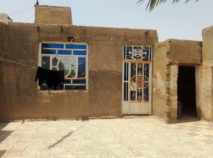 ∆∆بيت البيع ∆∆
حي الحكيم الاولى قرب مدرسه الثعالبي 
يتكون البيت من صاله
 و3غرف
 وديوانيه 
ومطبخ حار +بارد 
وصحيات 
موجود كافه الخدمات 
مساحه البيت 700م
الاستفسار اكثر 
 السعر خاص او رقم الهااتف 
***********
