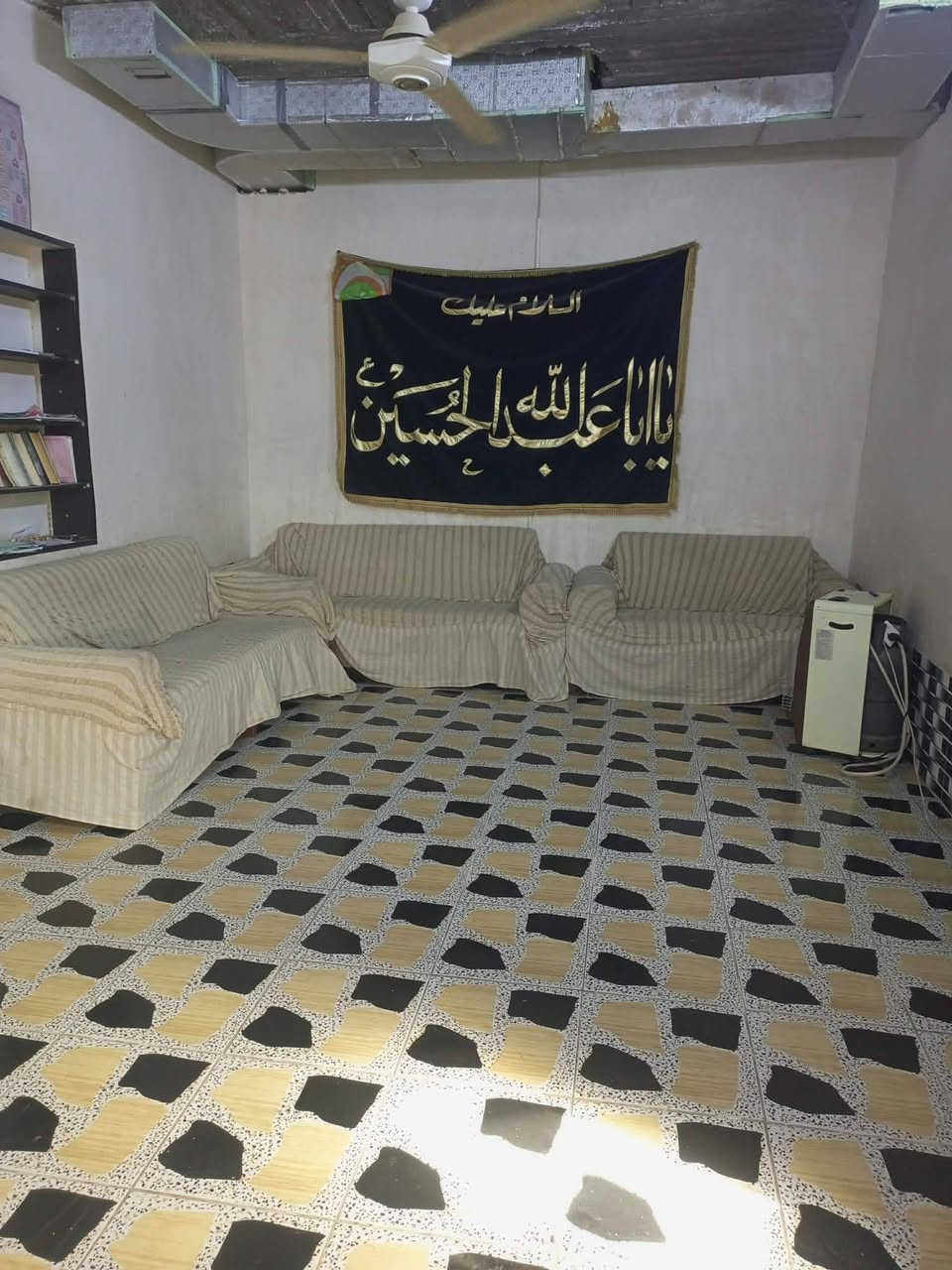 دار للبيع 200متر واجه10 عمق20 طابق ونص غرفتين طابق ثاني بدون سقف بس هيكل غرفتين نوم صحيات داخلي هول مطبخ حار وبارد استقبال غرف نوم سقف ثانوي نضام دكت + اسواق معه البيت كوباني ع شارع 70 قرب السيطره الجملون السعر 80 وبي مجال قليل ***********
