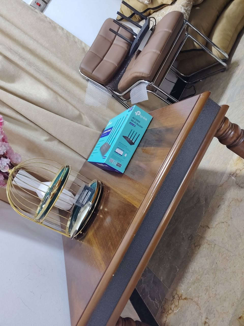 سلام عليكم شباب عدي ميز ٥ كراسي وطاولات سعر ٣٠٠ الف ***********
