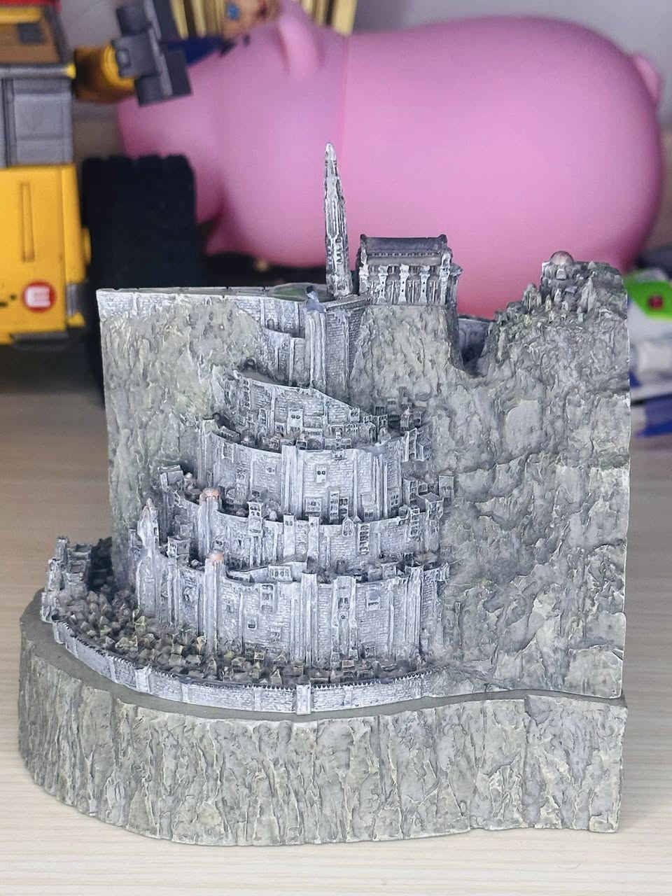 قلعه ميناس تريث من فلم سيد الخواتم اصدار توقف انتاجه سنه 2007 مجسم رزن اصلي مختوم من شركة weta workshop 
وزن ثقيل ارتفاعه حوالي 12-18 سم اي استفسار ***********
