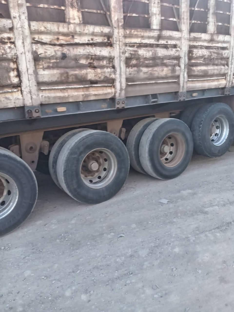 السلام عليكم عربانه للبيع الطول 12  وربع
ارتفاع الصفائح 190 حداديه دنكير 4صيني
شاصي حدادي 16. عنوان بغداد كاظميه
*********** السعر 95
