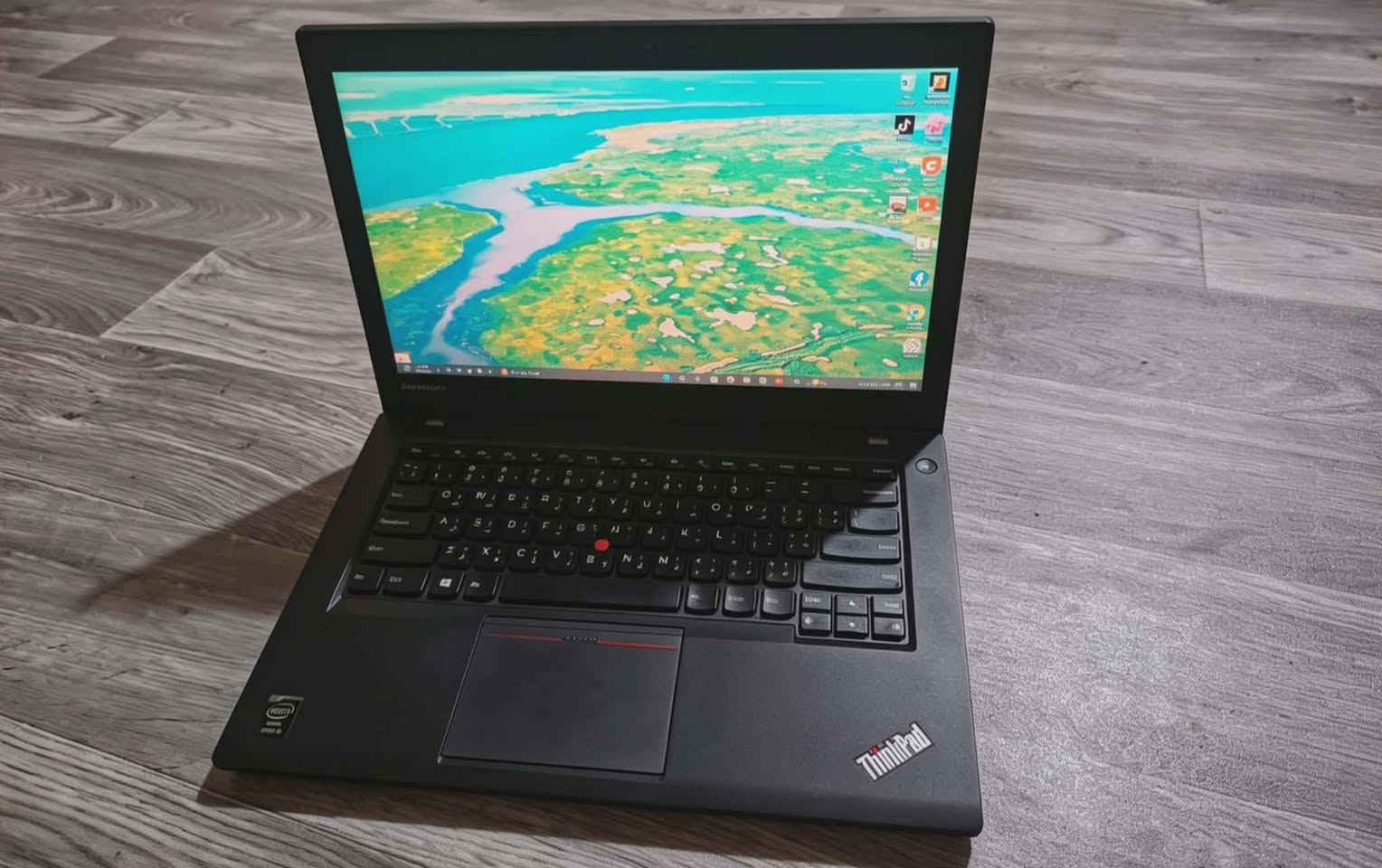 لابتوب lenovo thinkpad /نظام ويندوز 10 برو /تخزين 256 ssd  سريع وسل,ورام 8 /شاشه لمس /يقلب 180 درجه/معالج كور اي 5 جيل رابع  /كرت شاشه داخلي / بطاريه تدوم من ساعه ونص الى ساعتين /يحتوي على منافذ متعدده منها ال usb ومنفذ الشحن ومنفذ الاج دي وغيرها /مناسب للدراسة والتصفح على كافة برامج التواصل وبعض الالعاب المتوسطة /الملحقات : شاحن اصلي +ماوس+حقيبة  السعر 140 وبيه مجال العنوان كربلاء المقدسة ***********
