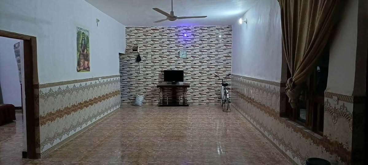 بيت للبيع في الكوت حي الحكيم  المساحه ٤٠٠ ستقبال عرضه 4 وتلطول 10
بيه غرفتين 5x4
صاله 9x4
مطبخ 4x5
بيه ترك
وبيه حديقه
طابوك
وصب
البيت كامل عل اخر شيء
مكانه كوت حي الحكيم الثاني قرب
مجسر الحولي
ثاني بيت عل شارع العام *********** تصال ع رقم السعر يم صاحب البيت
