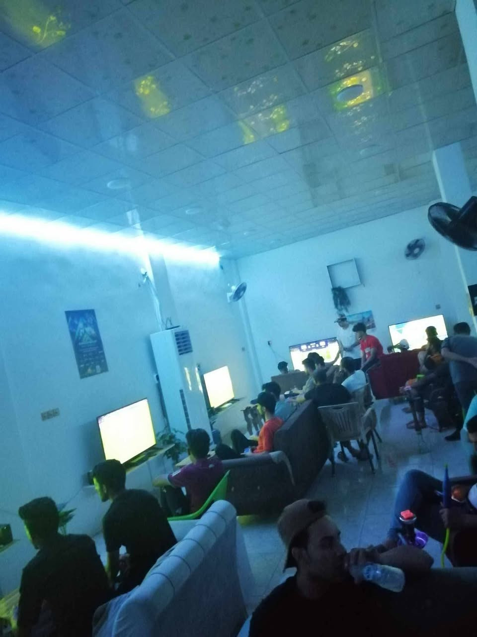 كوفي للبيع لعدم التفرغ العنوان حي ميسان الشريط كوفي شغال خير من الله  يحتوي على 3 ميوزة بليارد و5 شاشات و5 بلي 4 ونراكيل ومطبخ متكامل يحتوي على مجمدة وعارضة عمودية شواية همبركر ويحتوي أيضا على سبلت كنتوري مع مبردة كبيرة ومبردة صغيرة مع مولدة كيا 50 كيفي  للإستفسار الاتصال على الرقم ***********
