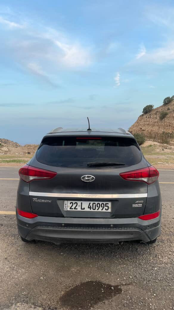 توكسون 2017  أمريكي
سيارة بيها فقط بوند صبخ و بدون دواخل ضربة خفيف ماشي 100الف mile 

مواصفاتها 

دفع رباعي AWD

مكينة 2500 GDI 

كشنات جلد + كهربائية 

شاشة ديجيتال 

مانع انزلاق 

نضم Eco &sport &normal

تحديد سرعة 

گير عادي+اتوماتيك 6 نمر 

سيارة جاهزة 

السعر رايدها 154 ورقة 

عنوان عقرة

رقم هاتف ***********
