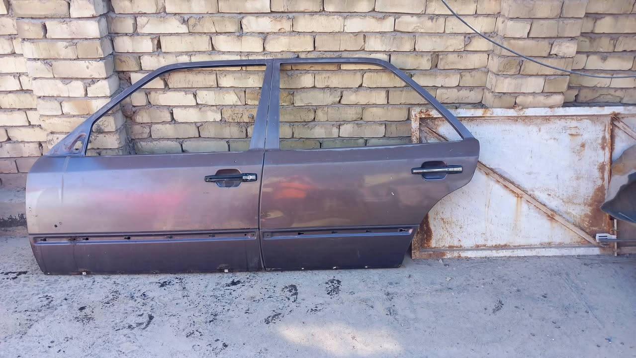 السلام عليكم
أبواب مارسيدس دب مع جملغات 
مع بنيد السعر 200 ألف *********** جامع العبيدي
