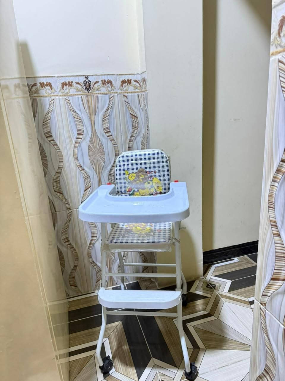 ميزان 10
ميز طعام اطفال 10
حمام جاكوزي داخلي 5 طكات دوش سكف
دوش موبايل  دوش ضهر
زراكات ساونة وحوض 
ديجي بلوتوث انارة. مفرغة شغال ب300
***********
