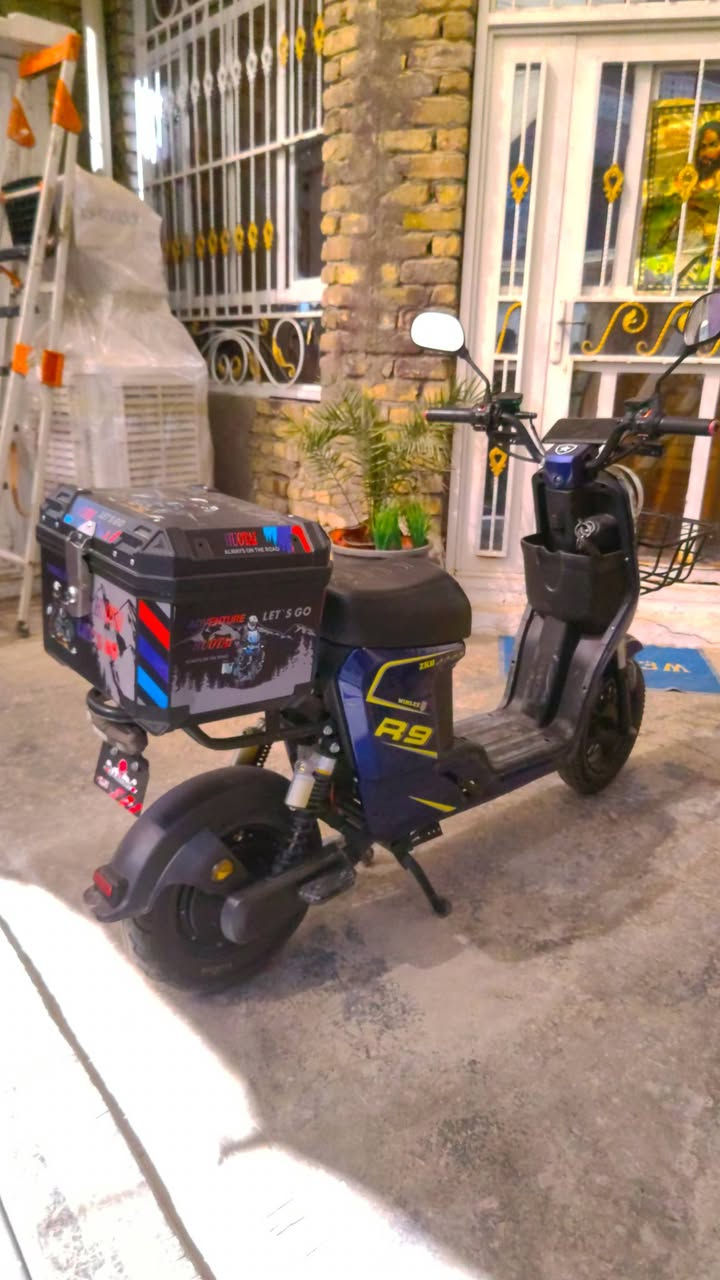 السلام عليكم دراجة R9 فول مواصفات
السعر 425 وبيها مجال رقم التواصل ***********
 عنوان/ بغداد حي العامل 
اشارة يمنة يسرة + دبل اشارة 
هورن 
لد عالي ناصي متحرك 
بيهة 4 سرعات + بك 
 ملف1200 +  5 بطاريات حجم كبير 60 فولت 
بالشحنة الوحدة تمشي اكثر من 30km 
السرعة 77 حقيقي بالعداد تقرة 99 
بيهة بلوتوث وشاشة ايباد ذكية تحدد العطل بالشاشة 
تايرات جويلي 
بريكات دهن عنبار البريك بالمكان بيهة تشغيل بصمة عن بعد 
جهاز انذار بيهة بصمتين وسويجين
