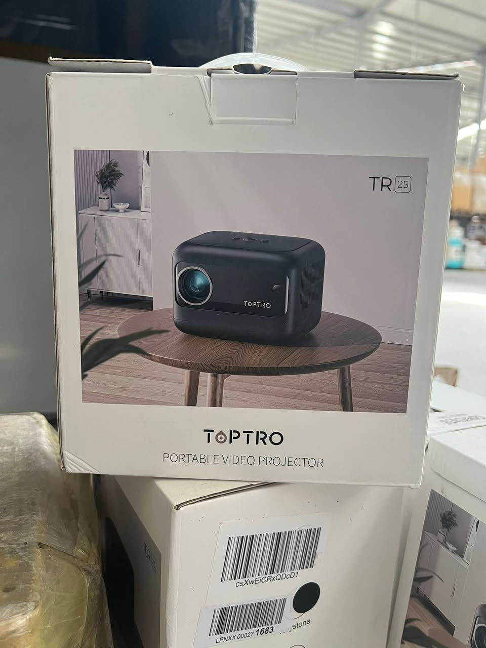 TOPTRO TR25 

الدقة (Resolution): يدعم تشغيل ملفات الفيديو بدقة Full HD 1080P ويدعم مدخلات الـ 4K ليمنحك صورة حادة وتفاصيل واضحة عند المشاهدة. يمكنه عرض شاشة عملاقة تتراوح مساحتها بين 60 إلى 120 بوصة، مما يمنحك تجربة السينما المنزلية. يأتي بقوة سطوع عالية (تصل حتى 15000 - 20000 يدعم التوصيل اللاسلكي السريع مع الهواتف الذكية (آيفون وأندرويد) والأجهزة اللوحية لبث الشاشة والألعاب مباشرة دون أي تأخير. يحتوي على منفذ HDMI، ومنفذ USB، ومنفذ صوت 3.5mm، مما يجعله متوافقاً مع الحواسب، منصات الألعاب (PS5/Xbox)، وأجهزة الـ TV Stick. يحتوي على مكبرات صوت ستيريو مدمجة (HiFi Stereo Speakers) توفر صوتاً واضحاً للاستخدامات السريعة دون الحاجة لسماعات خارجية.


**إذا كنت صاحب هذا الإعلان وتريد حذفه لأي سبب، رجاءا أرسل رسالة إلى الدعم الفني**