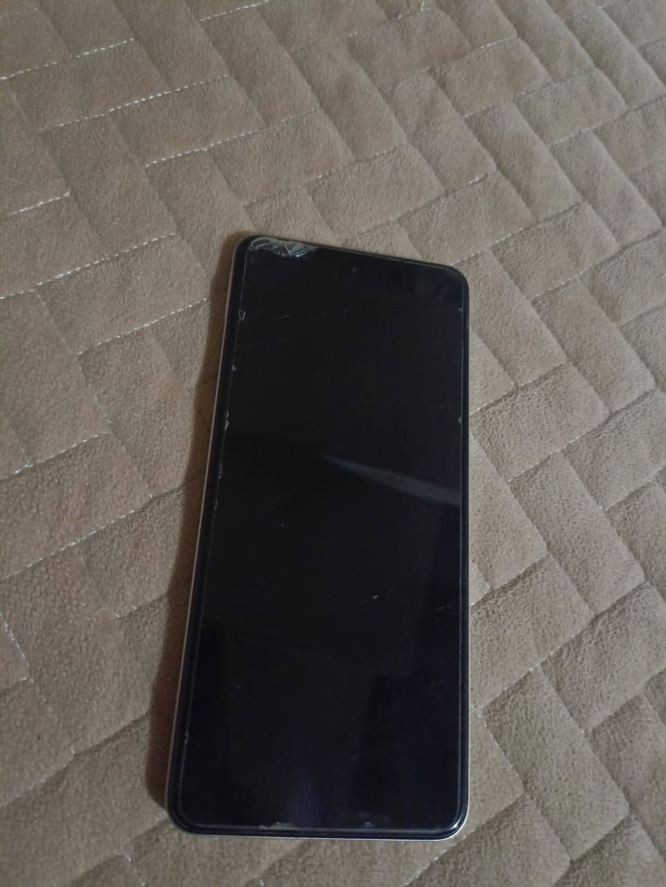 *للبيع: Realme C65 مستعمل نظيف*

*السعر/130،000 الف
عنوان / ديالى / الخالص
*المواصفات:*
- رام: 8GB / ذاكرة: 256GB 
- لون فضي لامع
- كلشي أصلي وما مبدل بيه شي
- بطارية قوية تدوم يوم كامل

*الحالة:*
- الجهاز نظيف 100% من الخلف والحواف
- الشاشة سليمة 100% - الكسر الموجود بالصورة هو بالستيكر الحامي فقط
- بدون أي عيوب باللمس أو الكاميرا أو الصوت

*الملحقات:* جهاز + كفر هدية
التواصل عبر /الخاص وبيك خير وتدلل


**إذا كنت صاحب هذا الإعلان وتريد حذفه لأي سبب، رجاءا أرسل رسالة إلى الدعم الفني**