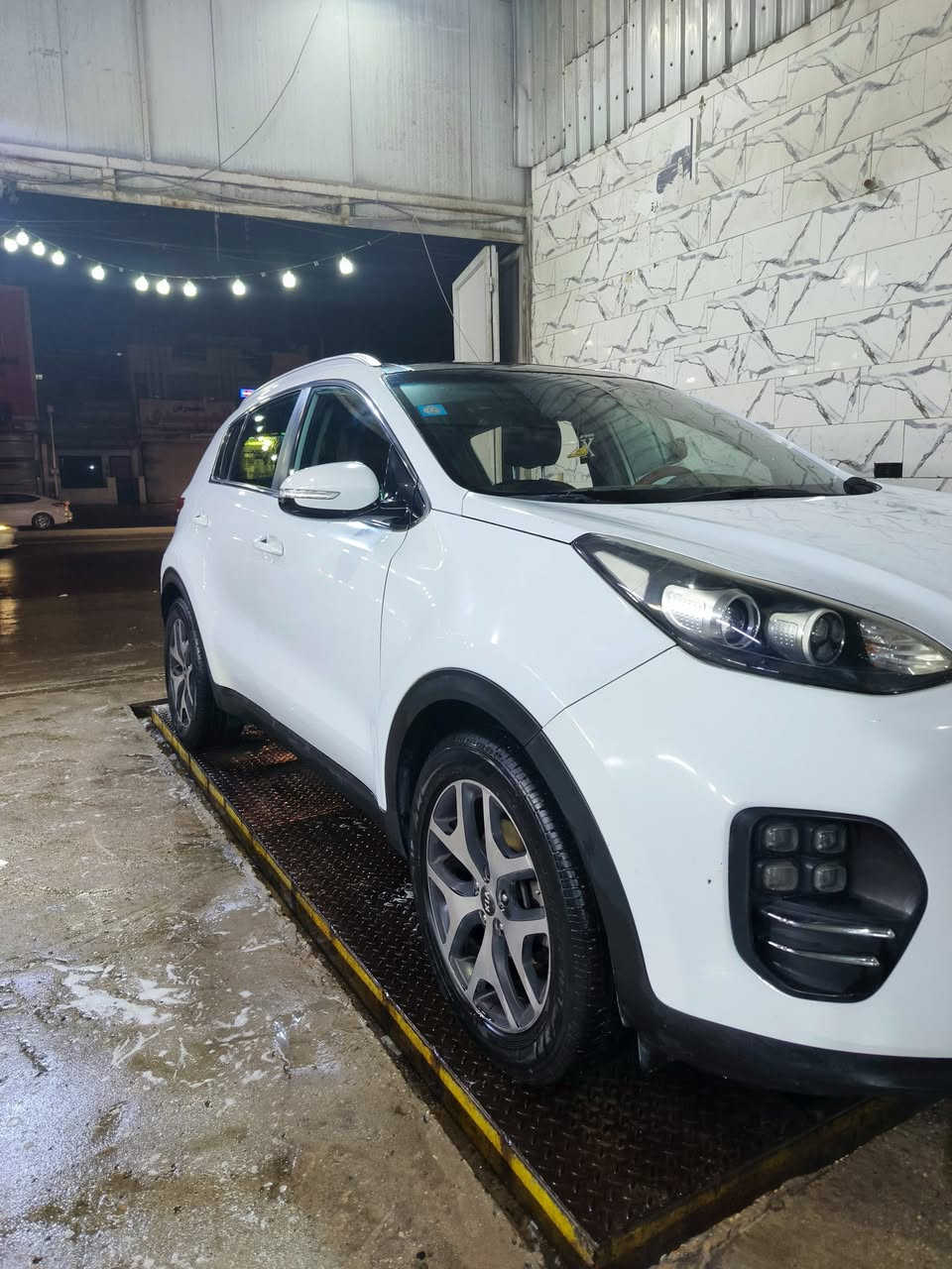 للبيع سيارة
النوع: (كيا سبورتج)
الموديل: (2017)
الوارد: (خليجي)
المحرك: (4 سلندر)
نوع المحرك : (GDI)
اللون: (خارجي : ابيض / داخلي : كشنات جلداصلي )
المواصفات:(فول)
الممشى: (كم ألف كم)
الحالة: السيارة نظيفة وجاهزة  للفحص 
الملاحظات: ( فقط اكو صبغ شويه واكع ب الجنطه و ما ملعوب بي )
 السعر : 185$ 
وبيه مجال بسيط جدا رقم الهاتف *********** واتساب
