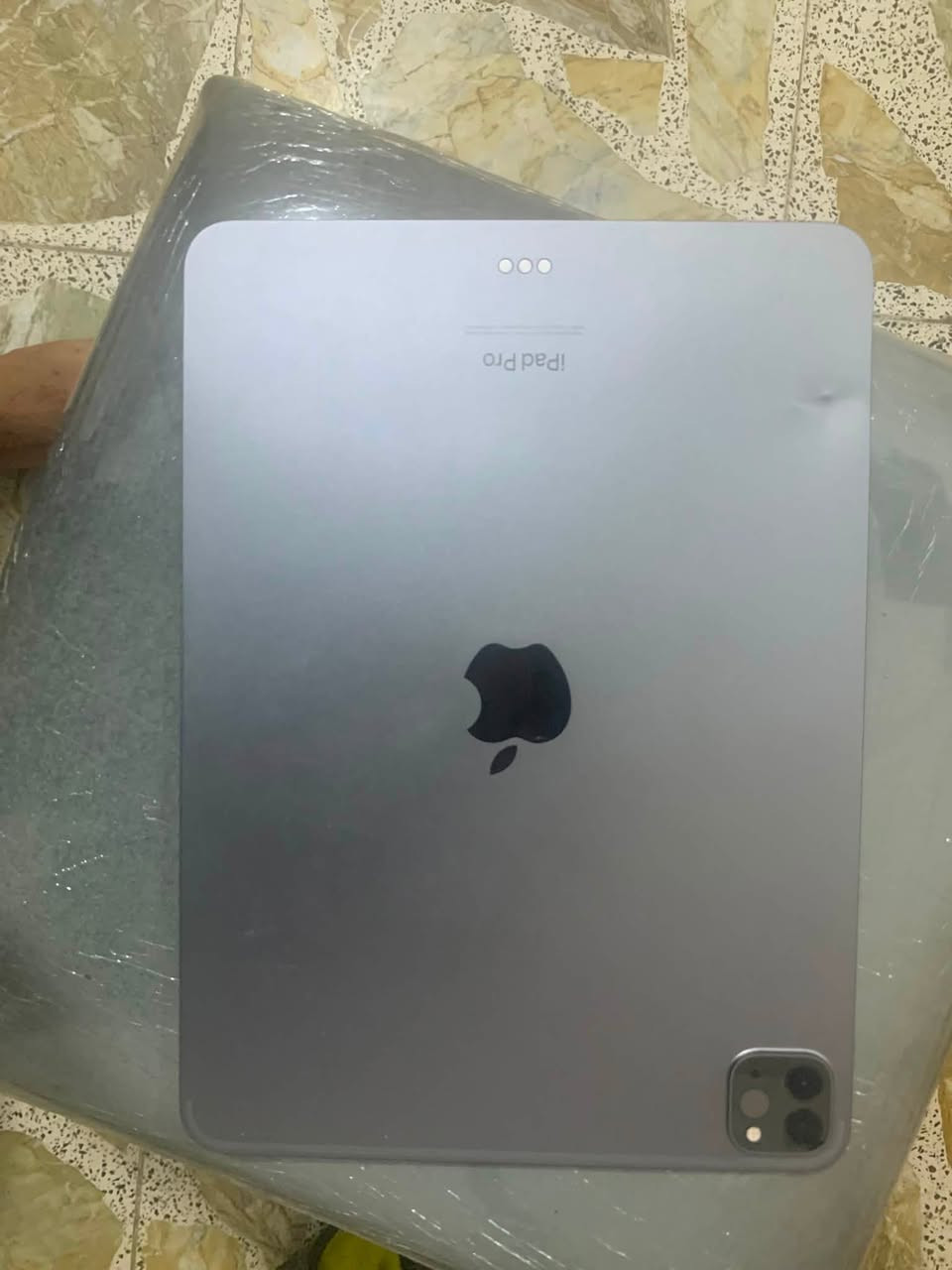 ايباد برو M2 بطاريه ٩٠ بي فقط هذني الضربات الي بضهر جدا خفيفه مماثر شي ذاكره ١٢٨ السعر ٥٠٠ مكان بغداد الغزاليه ***********
