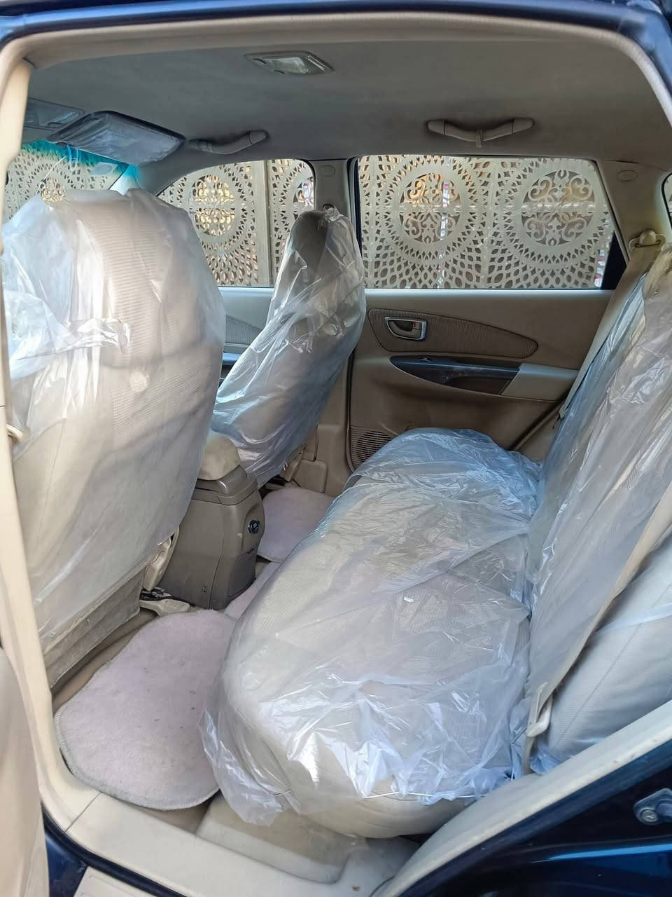 توسان 2007 محرك 2000 اقتصادي جدا تبريد ثلج دواخل نظيفة تخم تاير جديد قبل 20 يوم شديته فيت بم وقاعدة وبلكات ونوزلات كلها جديده السيارة نصبتها كلش حلوة 
ملاحظة السيارة بيها رواجز 
السعر 93 ورقة.
***********
