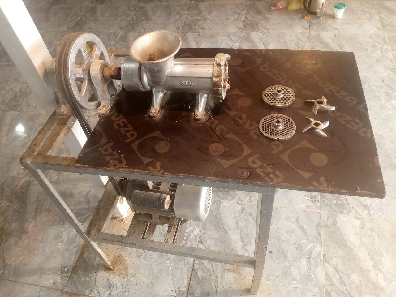 السلام عليكم
شباب عندي هاي مكينه مال ثرم لحم للبيع 
حجم 32 شغاله فول ما بيها اي نقص سعرها 300الف وبيها مجال الطيبين العنوان النهروان الدوانم قرب اسواق الحسين 
الرقم الاتصال وبي واتساب 
*********** بس راسلني وارد عليك
