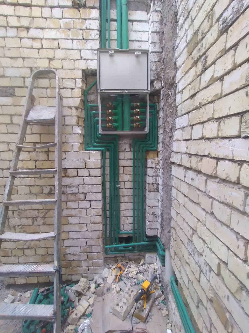 السلام عليكم نشتغل تاسيس ماء مجاري كهرباء *********** واتساب موجود مكاني نجف
