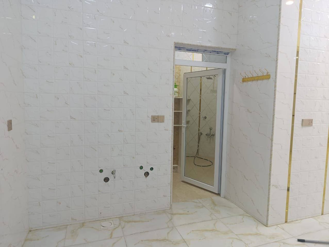 علق بكلمة ( تم ) على المنشور بالصفحة الرئيسية لكي يصلك السعر
لتصلك المزيد من العروض يرجى متابعة الصفحة
👆👆👆

للبيع دار في منطقة الكوت الجديدة مجمع النفط الثاني مساحة 500 متر مقابل ساحة ...
الدار بناء حديث 2025 
طابق واحد :
يتكون من غرفتين نوم وهول ومطبخ واستقبال وصحيات وكراج وحديقة امامية كبيرة وحديقة جانبية كبيرة 
البيت قريب على مدرسة 

📍📍  للاستفسار اكثر يرجى الاتصال على ارقام المكتب
            او التواصل عالخاص
         ☎️   ***********
         ☎️   *********** 

🌍  عنوان المكتب // كوت الخاجية شارع 40
       مقابل العزاوي للاجهزة الكهربائية
       مجاور صبحي ابو الفلافل 

📍📍 نستقبل كافة عروض البيع والشراء للدور والاراضي السكنية.
