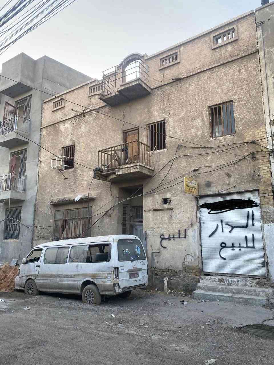 بيت للبيع في منطقة باب المعظم قرب كلية الهندسة والمصرف الاسلامي
البيت قديم مثل ما واضح 
اول بيت بالفرع 
المساحة 89 متر
الواجهة 7.5 النزال غير متساوي ( باد كونيه)
السعر مناسب 
الاتصال    ***********
سند مستقل
