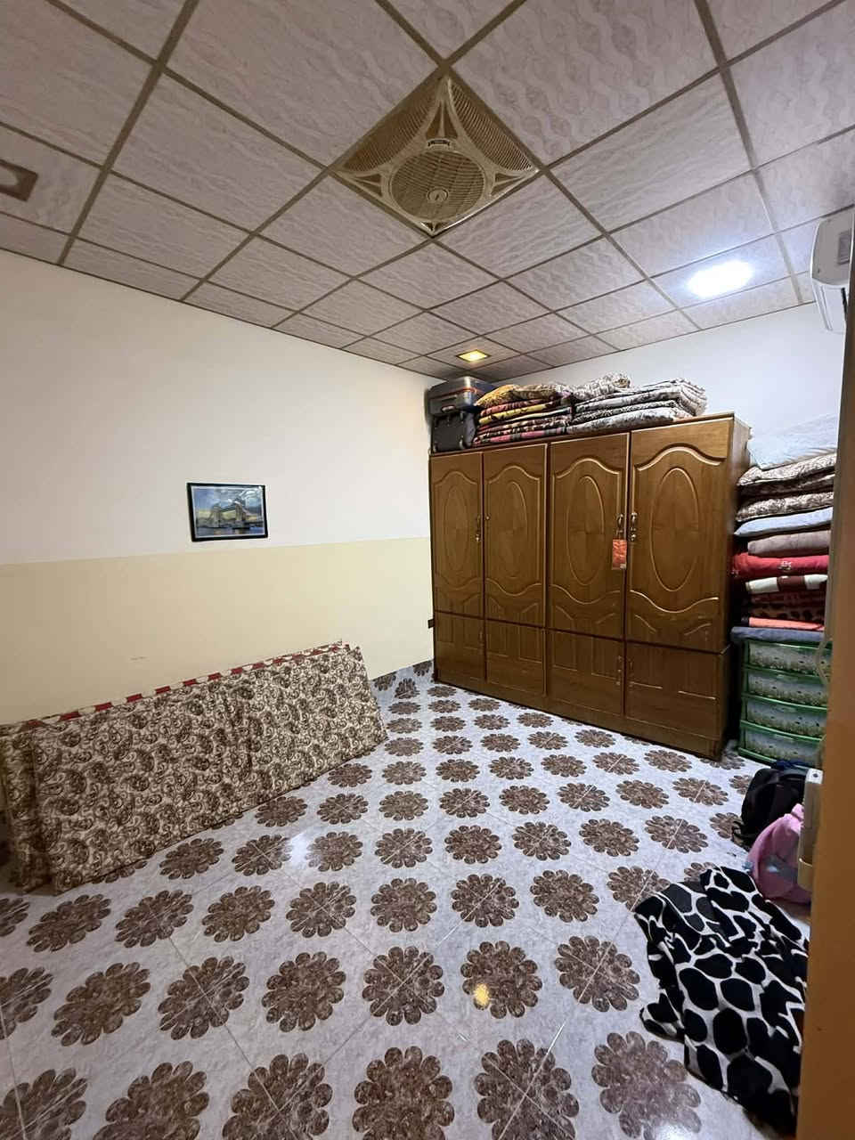 دار للبيع مساحه 100متر يتكون من غرفه نوم ومنور وحمام داخلي ومطبخ واستقبال وتواليت خارجي مع درج خارجي وغرفه سندوج پنل فوق سطح 
وكراج يسع للسياره واحده

مع خدمات كامله في المنطقه ماء وكهرباء وتبليط ورصيف بي ار تون وقريب مدرسه ابتدائيه وثانويه وقريب جامع

الموقع كركوك 16 آب قرب جسر ليلان
للتواصل أتفضل خاص 
أو اتصل على رقم ***********
