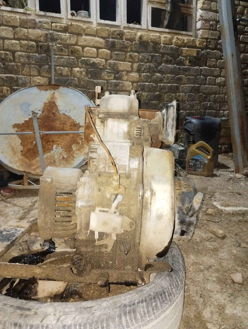 السلام عليكم  مولده كامه  للبيع شغاله كاتم تنطي 7كيفي جديده كاتم على الفحص.بيه مروحه حتى تبرد المحرك من يحمه    .... اما المحرك. هاذه بدون توليد بس الكفر  موجود   شغال على الفحص. وتنطي 7كيفي  ***********موجود واتساب
