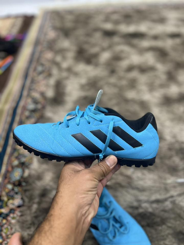 أديداس أصلي بالة 
نظيف جدا 
قياس 43وربع 27ونص طول القدم 
السعر 40
توصيل 5
للحجز ***********
