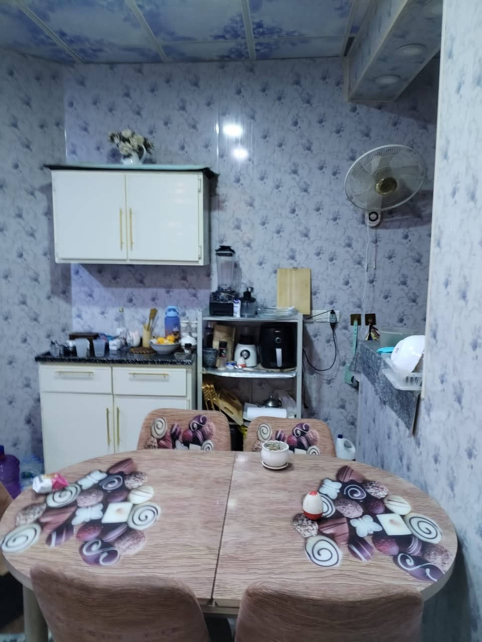 دار للبيع بل القادسية منطقة حي الضباط 
المساحة 150 
الوجه 12.5 والنزال 12
بناء البيت 🏠 2010 بس بيت مرتب مال سكن
قريب على الشارع الخدمي مال مجمع الفردوس يبعد عن شارع 30اواكثر 50متر
والتعامل مع صاحب الدار مباشر 

السعر 135مليون وغير قابل للتفاوض 
الاتصال واتساب ***********
