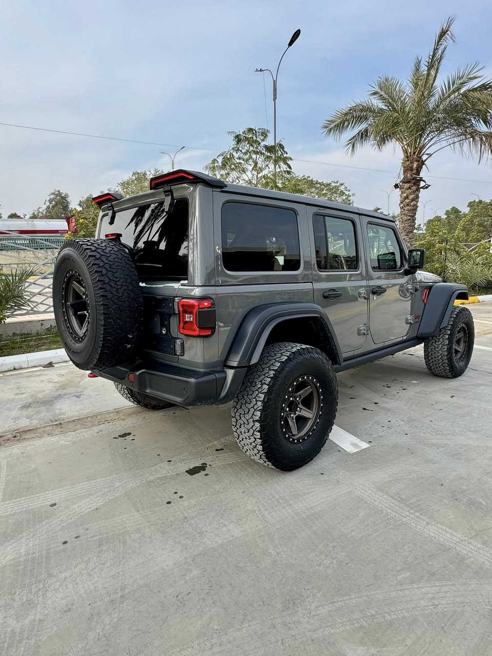 🧿عـــلـئ بــــركـــة الـــلـــه🧿
جيب رانكلر 2022 ريبكون x اعلى فئة رقم بغداد ماشيه 31 الف ميل
عليها ترفيعه موبر بلادي تطلع من شركه بهذا الارتفاع 2.5 انج ويل بيدلوك وتاير بي اف 35 انج سستم صوت الباين ودمام خلفي
اشاير وسكن لد ولايتات لد هيلكات وبك لايت لد نقط عمياء وراردات وحساس خلفي وكامرا
حامل سبير موبر يتحمل وزن وقياس تاير لحد 37 بلادي شاشه اكبر قياس 8.4 بلادي
قفل اكسل ماطور بالريبكون فقط يجي
دعاميه امامي ريبكون
داخل جلد اسود ومطعم  باحمر ودشبول وستيرن وباقي دواخل ومختوم ريبكون بنيد ودواخل ريبكون بلاد
كيجات ديجتل
لون اسمنتي
السياره موجوده  بديـالى وصور الحادث منزلها بدون صبغ فقط بارد يم بك لايت موضح بالصور السعر 35 الف للتواصل ***********
