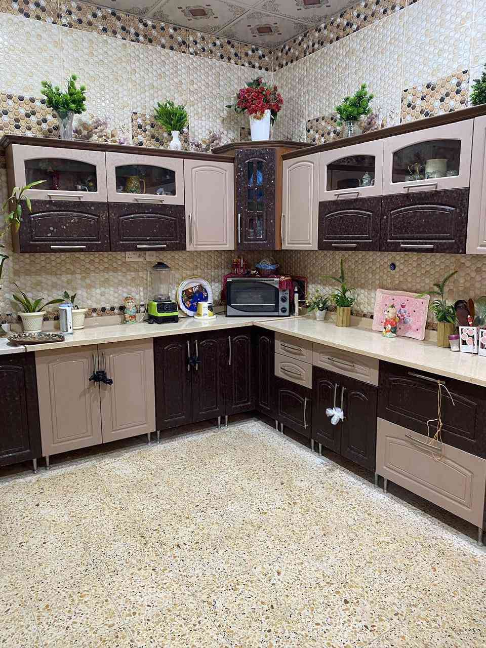 دار للبيع في حي الحسين الكفائات 250 متر موقع مميز 
طابقين طابو صرف
الطابق الاول غرفتين وصالة كبيرة واستقبال ومطبخ وصحيات داخلية وخارجية
الطابق الثاني غرفتين وصالة ومطبخ وصحيات 
سنة البناء 2009 

لمعرفة السعر التواصل عبر الواتساب او الاتصال 

(نستقبل جميع العروض العقارية )
ارسل لنا تفاصيل العقار عبر الواتساب 
للاستفسار اكثر مراسلة او الاتصال عبر الواتساب 
***********
مكتب السيادة للعقارات 
عنوان المكتب📍 حي الحسين شارع الاربع سايدات مجاور مصرف الجنوب
