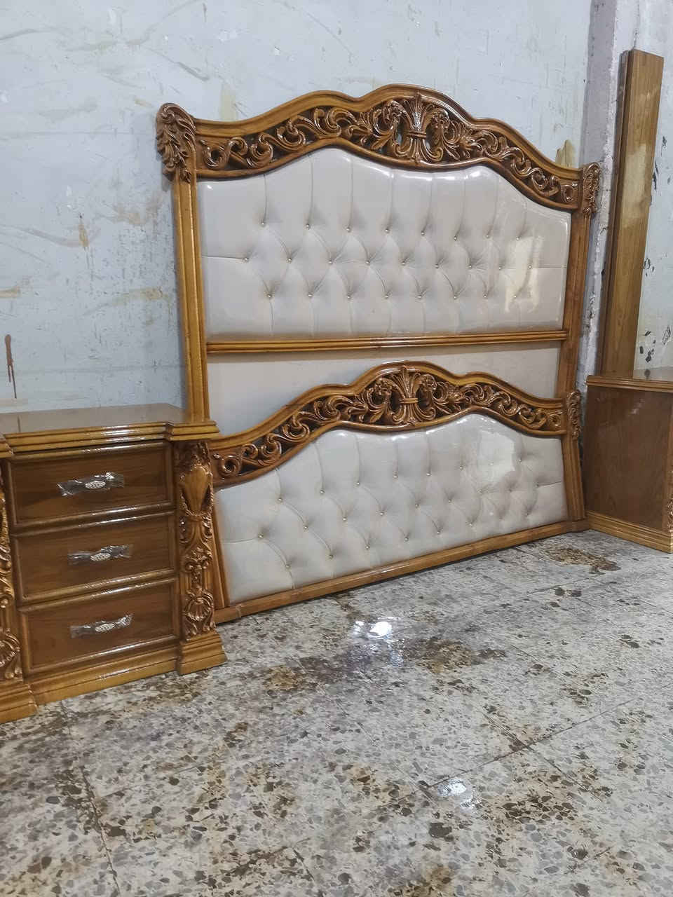 السلام عليكم
شغل عراقي فاخر درجه اولئ ثقيله جدآ جدآ شغل توصا
٦ وملحق داخل وخارج صاج الضهر جرجوبه استعمال شهر
النقش كله الغرفه زان مصري الزاويا بابين وملحق الدنك الغرفه كله زان مصري الثقيل من اجود انواع الزان المصري
الدوشمه السرير درجه اولئ للحجز والاستفسار علئ الرقم او واتساب *********** بغداد السيديه حي الاعلام شارع قطر الندئ
