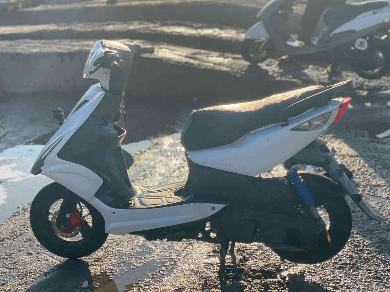 لسلام عليكم ماكس مضلع ((مفتوحه مره وحده )) مكينه ماتنسمع دراجه شغاله من طول الطول الايت بومه اشاير سطاب هورن دبلات خلفي امامي شغال دراجه بل حقيقه احله من صور 
مكاني / القرنه 
رقمي/ ***********
السعر /٥٠٠ وبيه مجال 
((او مراوس حسب رغبه)) 
معلومه دراجه كابريتر مو نوزل وأول تشغيله له ادخن ابيضّ
