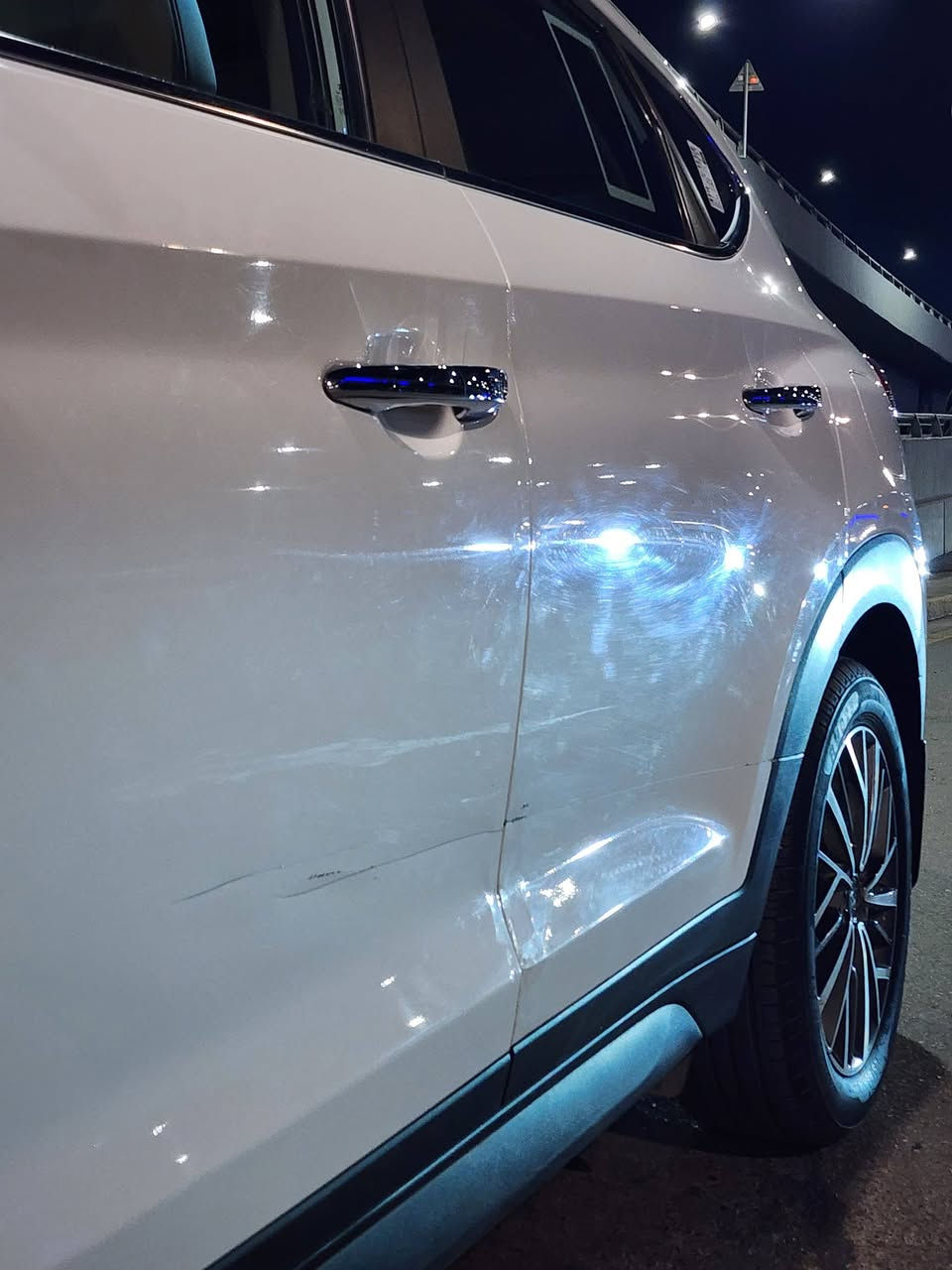 ⭕️ توسان خليجي 
موديل 2020 شركة الكَاصد
فول مواصفات 1/1

📌 الضرر :-
شخوط في باب السايق موضحة بالصورة

📌 المواصفات :-
نظام ترحيب
داخل صاج
بانوراما
بصمة تشغيل مع بصمة احتياط اصلي
مري شفط
كشنات جلد
داخل بيجي
حساسات أمامية وخلفية
كاميرا خلفية دوارة
أنظمة قيادة ع الجهتين
منظومة زنون
5 عدسات
كشنات كهرباء
تدفئة وتبريد
تبريد قطعتين
محرك 2000 دوش
ماشية 57 ألف

📌 الحالة :-
السيارة جديدة وجاهزة
وكلشي بيها جديد ونظيف
ما بيها أي نقص حتى دهن مبدل جديد
يعني شغل واطلع على الخير والبركة للياخذها

📌 المكان :-
بغداد / الحرية

📞 ***********

🔴 السعر : 220$ بيها مجال حكَ الجية
