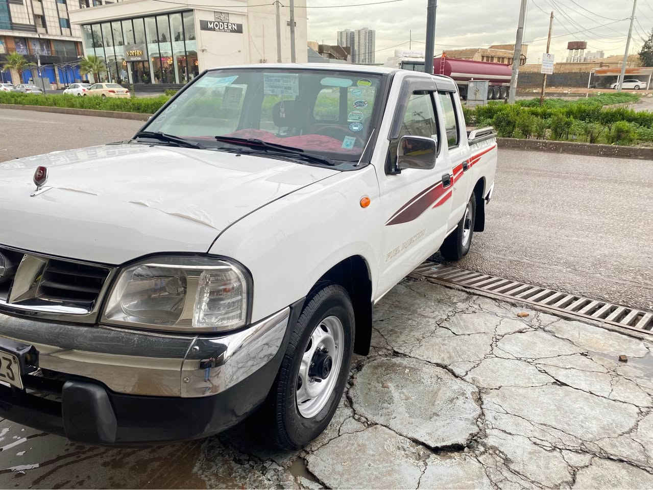 نيسان دبل قماره ٢٠١٠
بئ سبوغه بئ عه يبه ته قه وره قه ى نيه
دوو سئ جيگاى تعديله قه له م كاريه
سه نه وى تازه به سه ر جوه ره قه م و هه زه تازه يه فه حسيشى بؤ كراوه سه ياره كه تابليى توندو تؤله مالى دوسته مه كينه كه ى كراوه ته وه ده نگى زنجيرى  تيدايه
*********** أربيل, العراق
