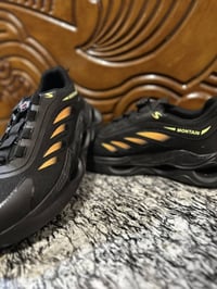 احذية اصلية جديدة القطعة على 25 الف القياسات 45,44 قياسات اوربية للحجز...