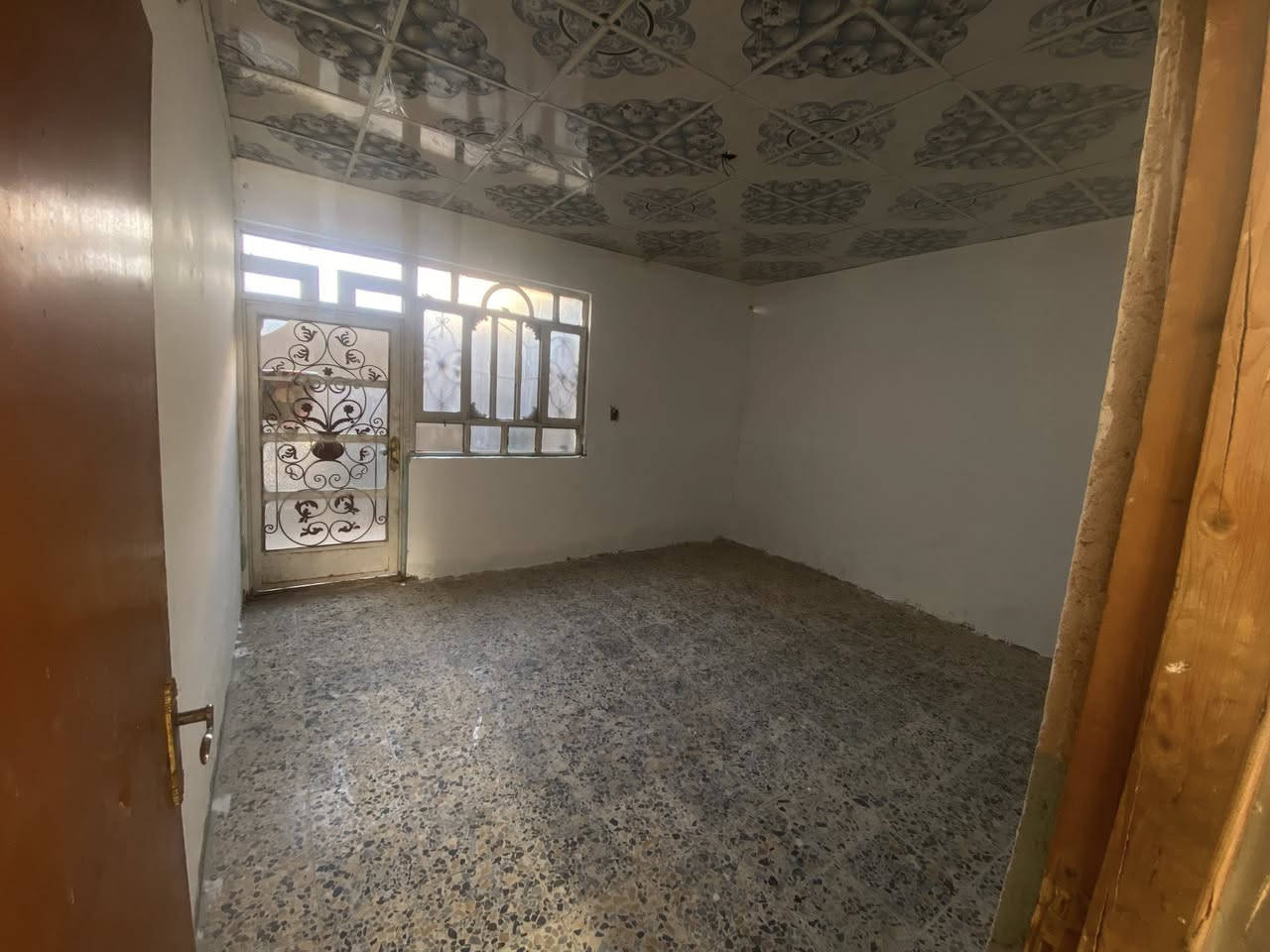 بيت للبيع في حي الميلاد الحولي  خلف اسواق القسيم 100م  السعر 65 وقابل للتفاوض 
للاستفسار   ***********
