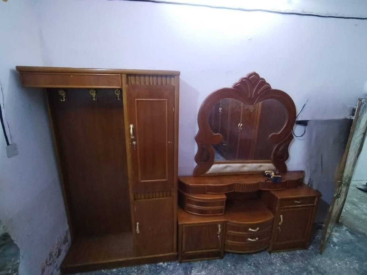 غرفه للبيع ام 6 نضيفه ***********
