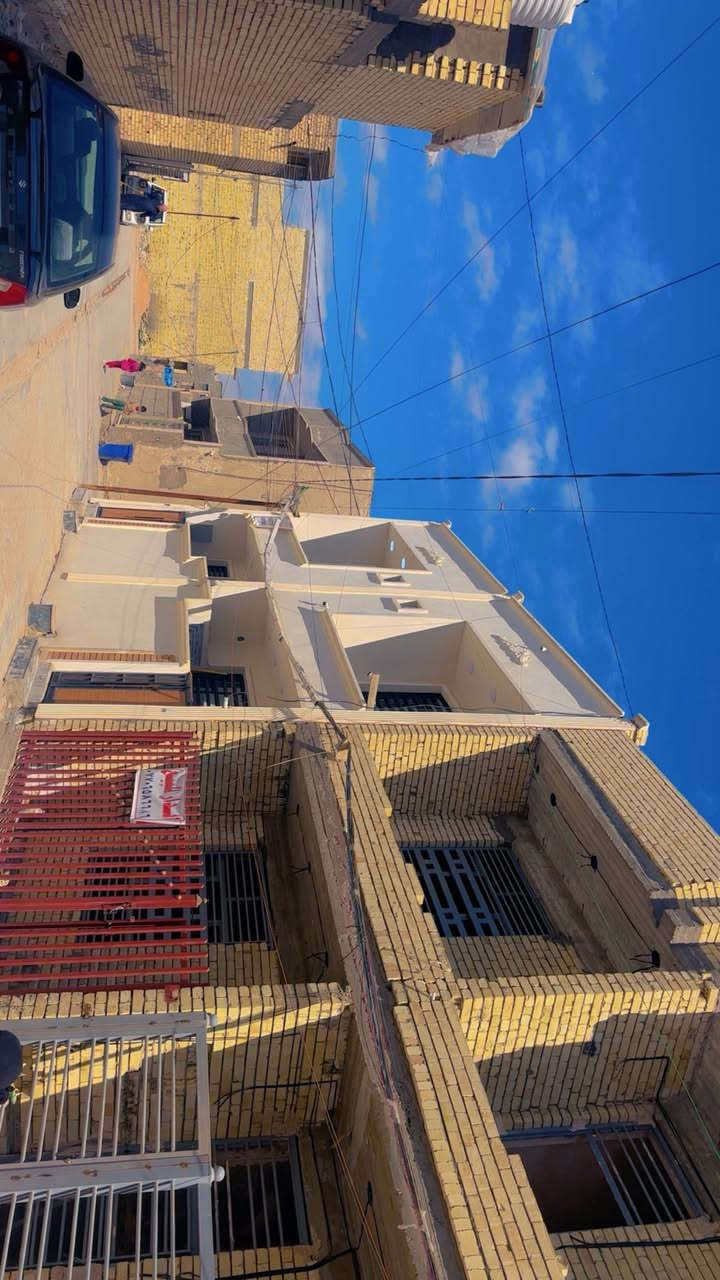 السلام عليكم بيت للبيع خلف كليه السلام كفائات السيديه الزراعي
المساحه 50 متر 
الاتصال او اي استفسار *********** 
السعر 47 مليون مجال بسيط 
منطقه مخدومه بل كامل مي مجاري كهرباء تبعد عن السيديه 3دقا ئق
