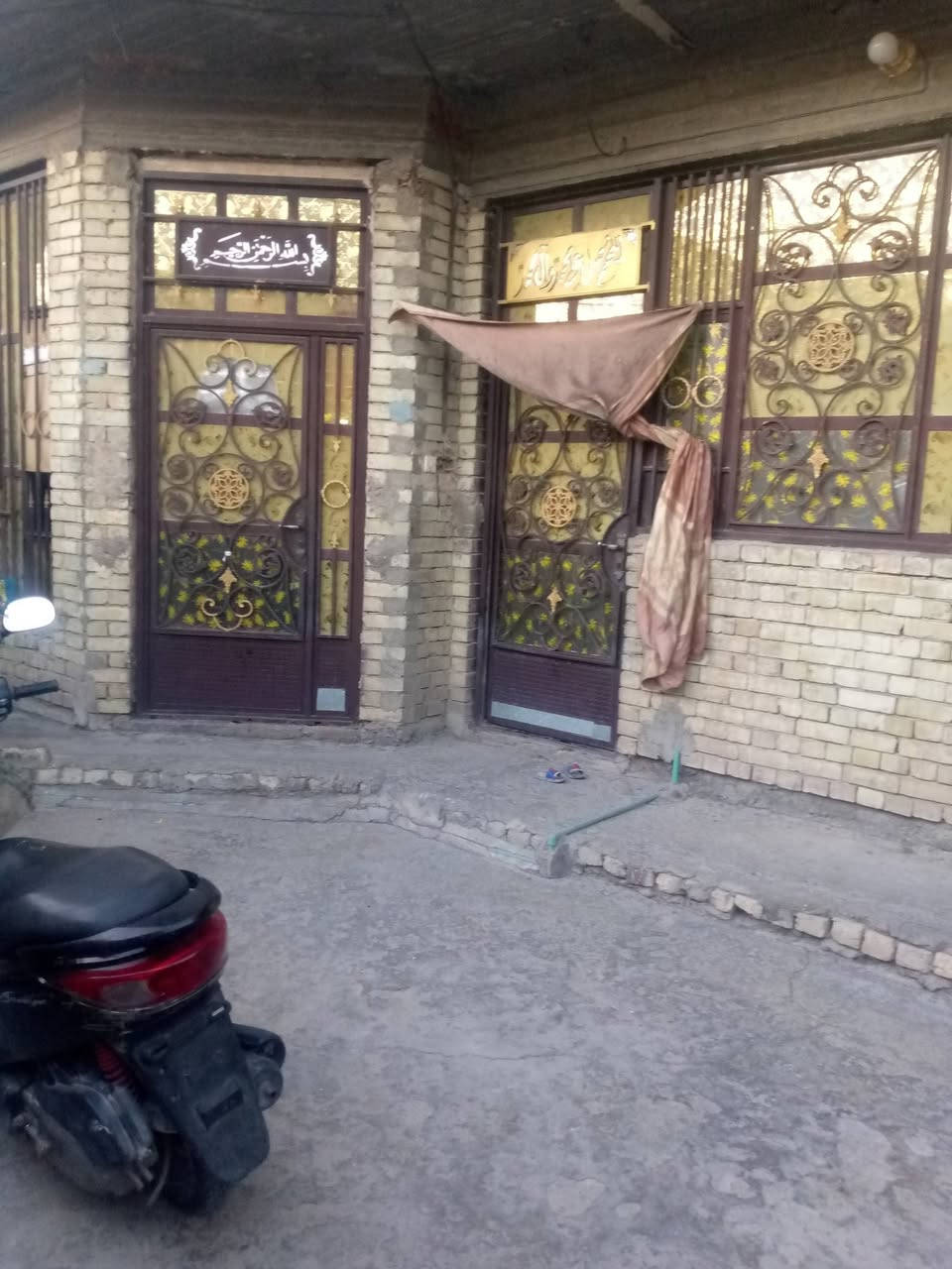 البيت للبيع المساحه 200متر بي كراج چبير اربع غرف طبقين العنوان مدينة الصدر حي طارق القديم للستفسار ***********
