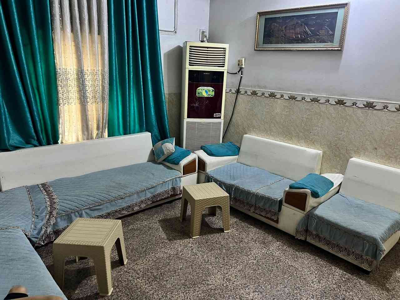 دار للبيع مساحة ١٥٠متر موقع مميز حي المهندسين يبعد عن شارع العام ١٠امتار  قرب محطة طاقة كهرباء سنتر بنص المهندسين 
محتويات الدار(٤غرف نوم ٣مجمعات صحية واستقبال كبير وهول ومطبخ   ٢مخزن للغراض)
السعر ٢٨٠مليون 
للاتصال ***********
