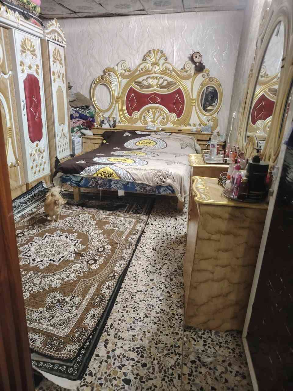 سلام عليكم بيت مساحه 80 متر تجاوز العنوان بغداد الأمين ثانيه بشارع المكاتب يم مخبز الساعدي يتكون غرفه النوم وصاله جبيره ومطبخ خارجي وحمام خارجي وحوش ومخزن علا طول البيت السعر 20وبي مجال انتصال علا رقم ***********
