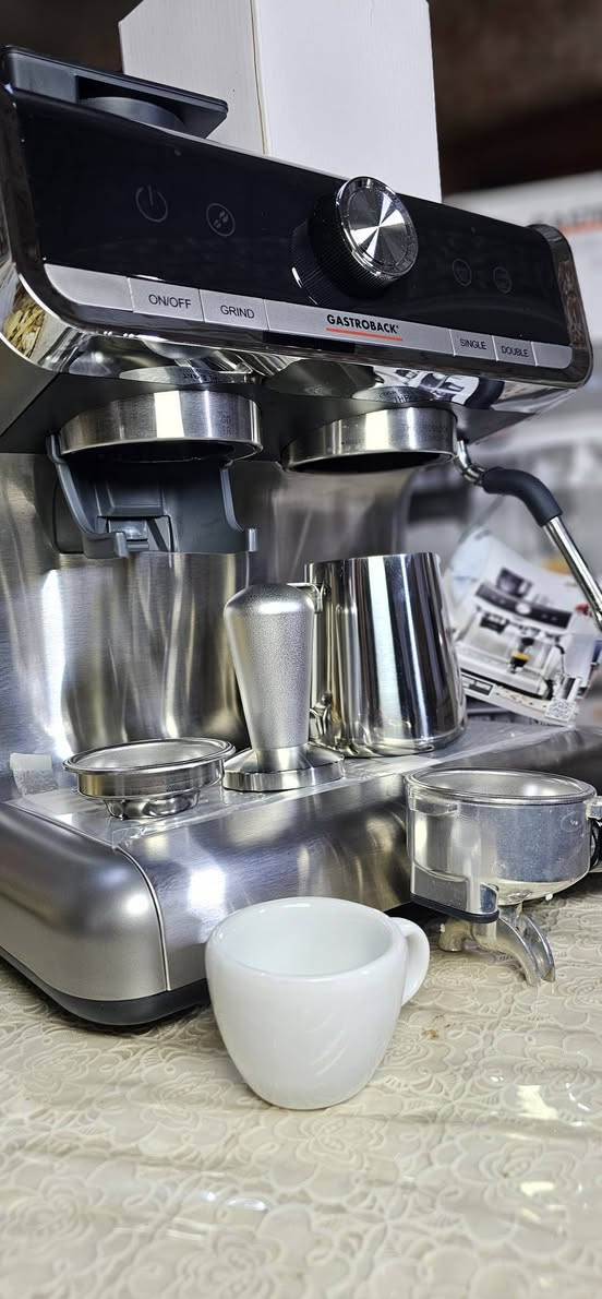 العنوان: الفخامة الألمانية في كوب قهوتك! ☕🇩🇪
​هل تبحث عن المذاق الحقيقي للإسبريسو؟
نقدم لكم ماكينة القهوة الاحترافية من شركة Gastroback الألمانية، الماكينة التي تجمع بين الأناقة والقوة لتعطيك تجربة باريستا حقيقية في منزلك أو مكتبك.
​لماذا تختار Gastroback؟
✅ هيكل كامل من الفولاذ (Stainless Steel): تصميم عصري ومتانة تدوم طويلاً.
✅ استخلاص مثالي: مضخة ضغط قوية تضمن لك "كريمة" ذهبية وكثيفة في كل كوب.
✅ نظام تحكم حراري ذكي: يحافظ على نكهة القهوة الأصلية ويمنع احتراقها.
✅ ستيمر بخار احترافي: لتحضير أروع لاتيه وكابتشينو برغوة مخملية.

✅تامبر ماركة+بتشر حليب +بورتافلتر احترافي+كوب أورجينال+باسكيت سينجل ودبل
جديد....


**إذا كنت صاحب هذا الإعلان وتريد حذفه لأي سبب، رجاءا أرسل رسالة إلى الدعم الفني**