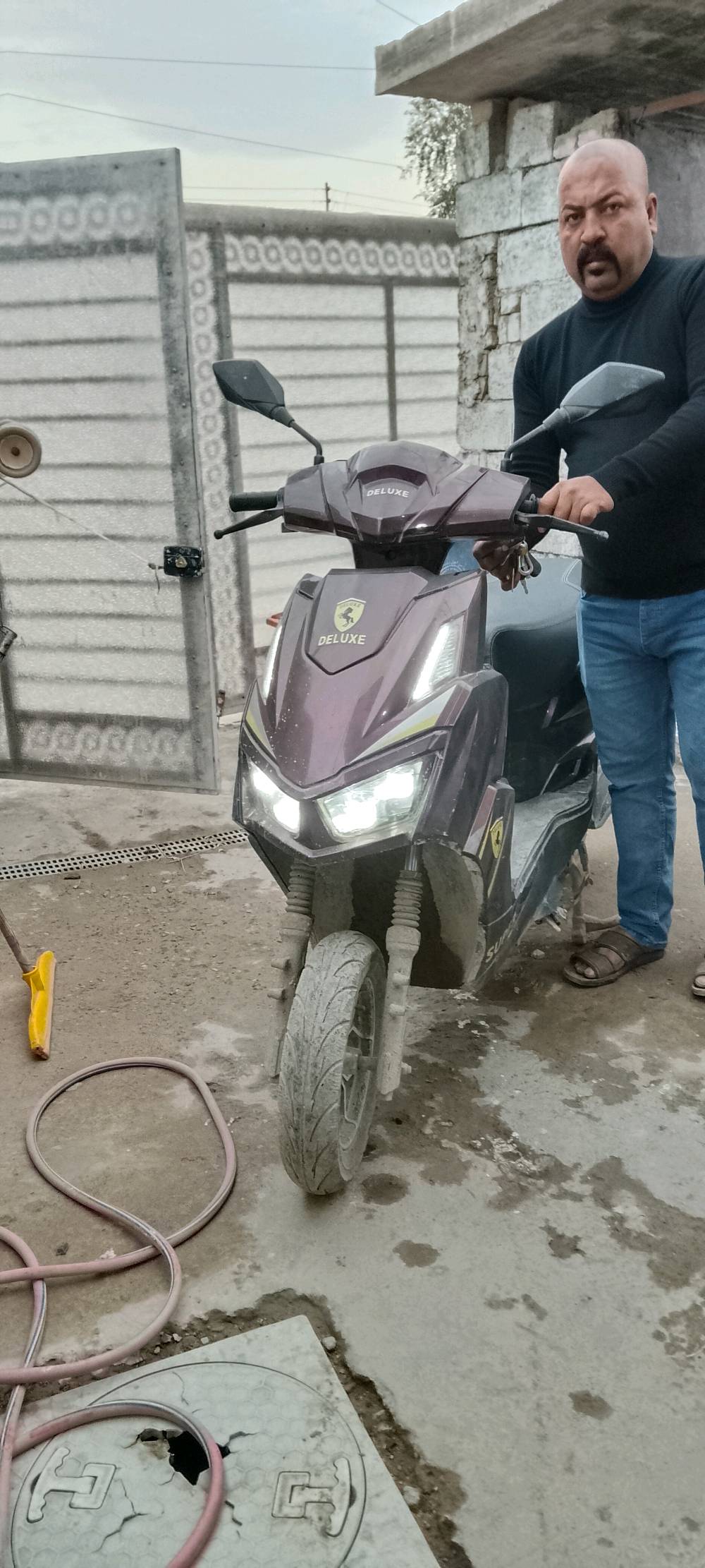 السلام عليكم دراجه سكنس شحن الشحنه الوحده تمشيط 60 كيلو حقيقي الدراجه كامل 5بطاريات إكبار موديل 2025 السرعة 90 حقيقي العنوان بغداد الزعفرانية استفسار أكثر الهاتف *********** 