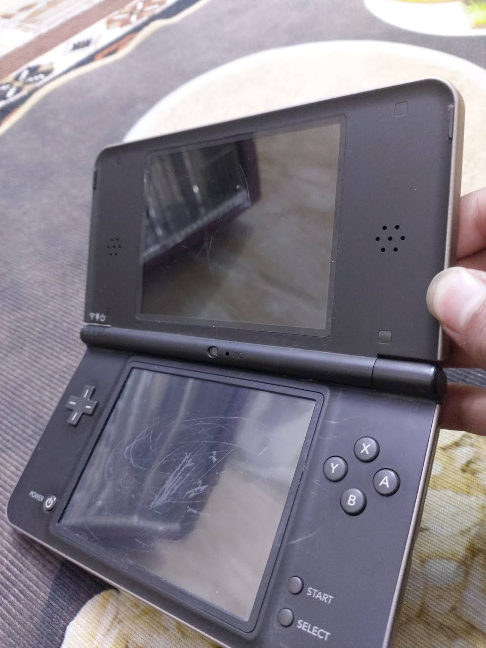 السلام عليكم Nintendo DS XL للبيع ريجن أوربي جهاز بيه شخوط بل شاشة بس كفراتة نضيفة لمس شغال 100%
مع لعبة ماريو بارتي وشاحن اصلي ثلاثي بدون قلم 
السعر : ٨٠ الف متوفر توصيل لجميع أنحاء العراق 
مكاني بغداد


**إذا كنت صاحب هذا الإعلان وتريد حذفه لأي سبب، رجاءا أرسل رسالة إلى الدعم الفني**