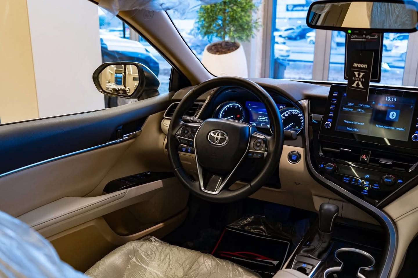 Toyota Camry Hybrid 2023
:للبيع  ماشية 20 الف فقط 
وبأسمي رقم بغداد وكالة عبد الطيف 

* المحرك: بنزين 2.5 لتر 4 سلندر + موتور كهربائي (Hybrid)
* القوة الكلية: حوالي 208 حصان
* الجير: CVT أوتوماتيك (ناعم جدًا بالقيادة)
* الدفع: أمامي FWD
* صرفية البنزين: ممتازة جدًا، تقريبًا 22–24 كم/لتر (حسب السواقة)  

الخارجية (فول):

* جنوط 18–19 إنج
* ليتات LED أمامية وخلفية
* فتحة سقف / بانوراما (حسب السوق)
* مرايا كهربائية مع طي
* حساسات أمامية وخلفية
* كاميرا خلفية 360 أحيانًا (حسب الوكالة)

الداخلية:

* شاشة وسطية 9 إنج تقريبًا
* شاشة عدادات رقمية / HUD
* شاحن لاسلكي
* تشغيل بصمة (Smart Key)
* ستارت زر

الراحة والسلامة:

* مثبت سرعة راداري (Adaptive Cruise)
* نظام المحافظة على المسار
* Blind Spot Monitoring (نقطة عمياء)
* فرامل طوارئ أوتوماتيك
* 7–10 إيرباغ
* ABS + Traction Control


**إذا كنت صاحب هذا الإعلان وتريد حذفه لأي سبب، رجاءا أرسل رسالة إلى الدعم الفني**